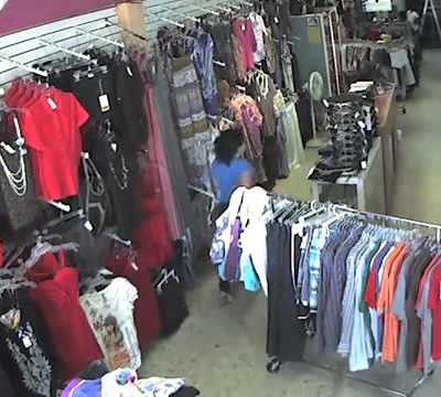  (Video) Banda de mujeres es grabada robando en tienda de ropa