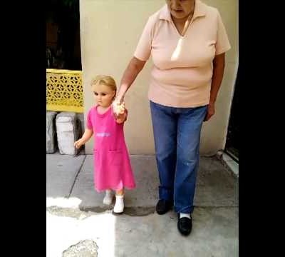  (Video) La rara muñeca que camina sola en Saltillo