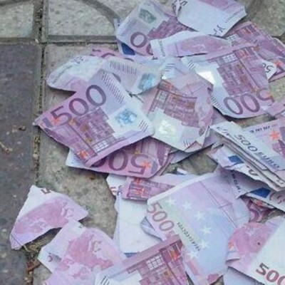  Para no dejar herencia, anciana destruye un millón de euros