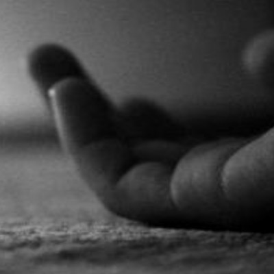  “Te amo”, escribe con pétalos una joven de 18 años antes de quitarse la vida