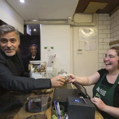  George Clooney “dispara” café a personas indigentes