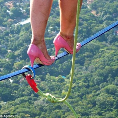  Mujer cruza cuerda floja a 840 metros… en tacones
