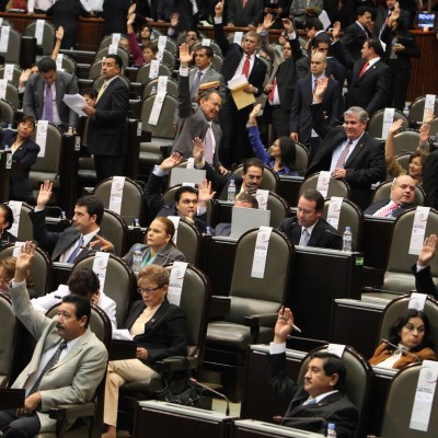 El colmo: diputado del PAN propone que legisladores voten sentados