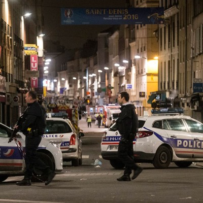  París: Mujer que se inmoló podría ser familiar del cerebro de ataques