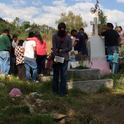  Despiden a bebé que cayó en coladera; sus padres exigen justicia