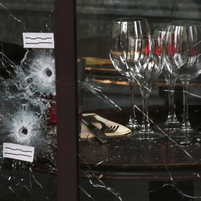  Catean casas a las afueras de París; identifican a dos atacantes más