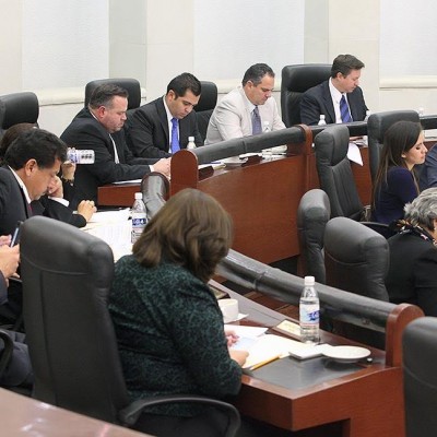  Arrojan chocolates a diputados, en plena sesión