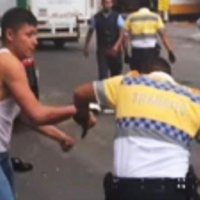  (Video) Chofer golpea a policía para evitar “araña”