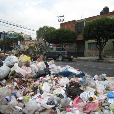  (Video) ‘LadySotelo’, exhiben a vecina tirando basura en Ciudad de México
