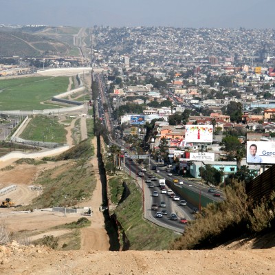  Detienen a dos familias sirias en frontera de Texas con México