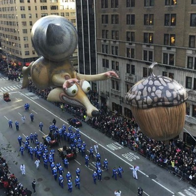  (Galería) Globos gigantes surcaron el cielo de Nueva York