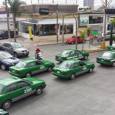  Aumentan ‘taxis piratas’ en diciembre; dice SCT lo difícil de su identificación