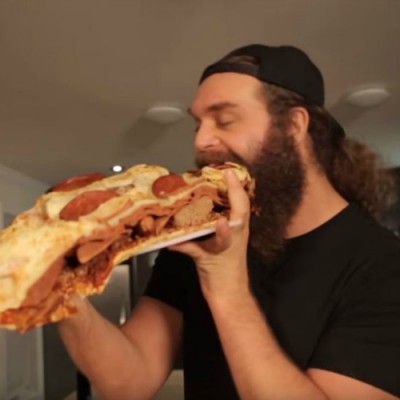  (Video) Directo a las arterias: crean pizza de más de 45 kg de peso