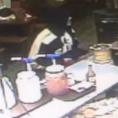  (Video) Hombre finge tener un arma y se lleva una golpiza