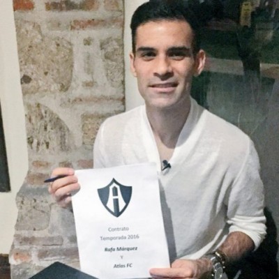  Rafa Márquez estampa su firma con el Atlas