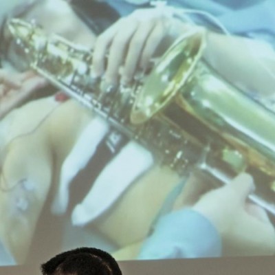  (Video) Extirpan tumor a joven mientras toca el saxofón