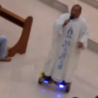  (Video) Sacerdote se gana suspensión por oficiar misa en patineta