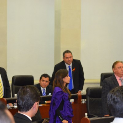  Diputado mete reversa, se pondrá de pie