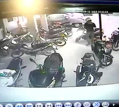  (Video) Hombre intenta robar motocicleta, recibe un disparo en la espalda y queda parapléjico