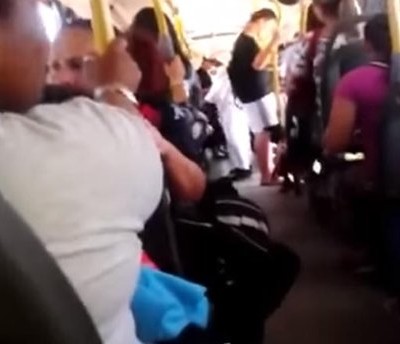  (Video) Jóvenes brasileños se disfrazan de árabes y aterran autobús público
