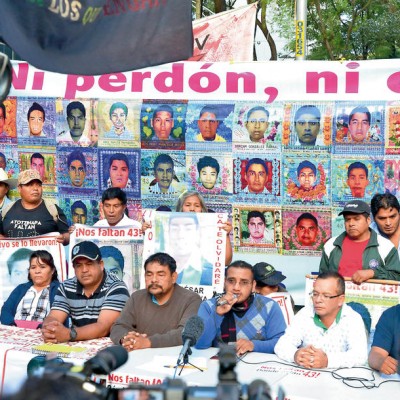  Se reúnen padres de los 43 con Arely Gómez
