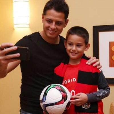  ‘Chicharito’ cumple sueño de pequeño de conocer “al mejor del mundo”