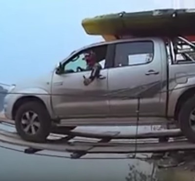  (Video) Conductor realiza arriesgada maniobra para cruzar puente colgante a bordo de su camioneta