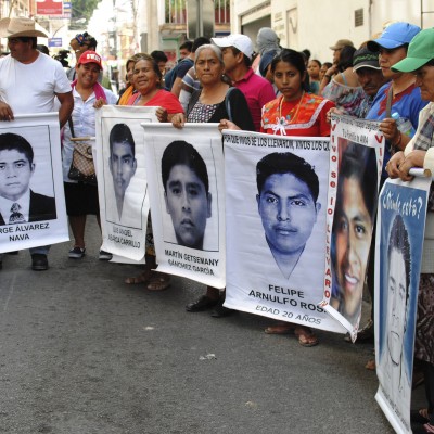  Padres de normalistas no marcharán durante visita papal