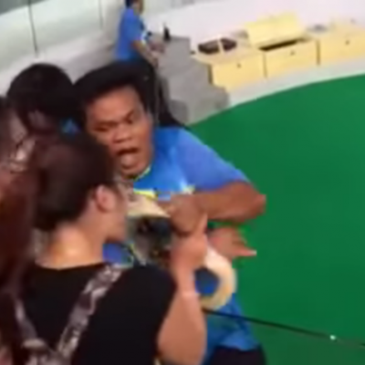  (Video) Pitón muerde a mujer al intentar darle un ‘beso’