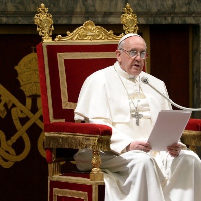  Silla para el Papa es tallada por artesanos juarenses