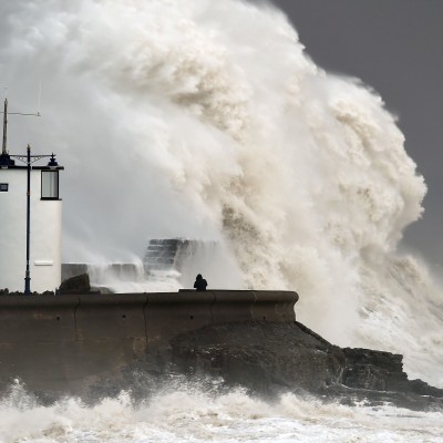  (Video) Tormenta invernal tapiza localidad francesa de espuma de mar