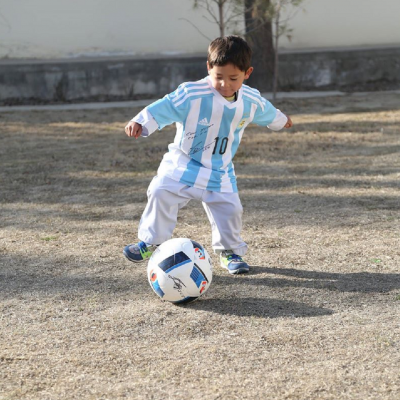  Sueño cumplido: pequeño afgano recibe camiseta de Messi