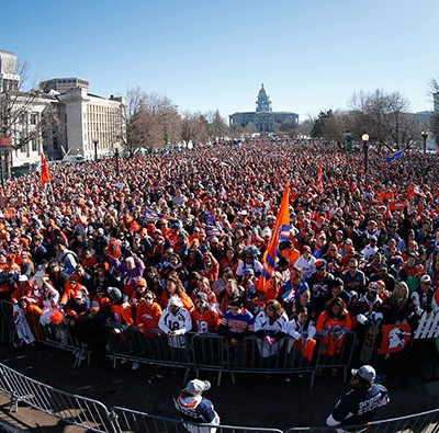  Miles reciben en las calles de Denver como héroes a los Broncos