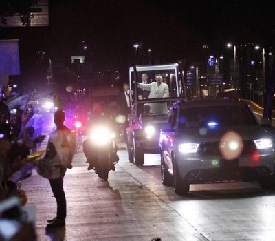  (Video) Sujeto salta valla para saludar al Papa Francisco a su llegada a México; es detenido