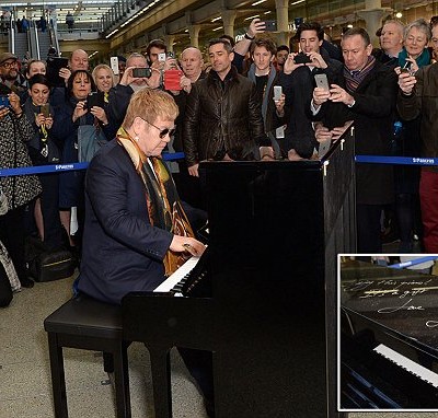  (Video) Elton John ofrece concierto en metro londinense