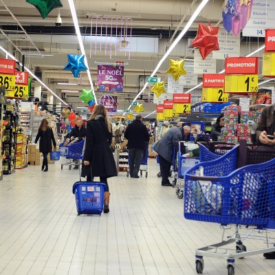  Francia obliga a supermercados a no tirar comida y donarla