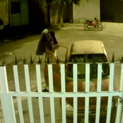  (Video) Ladrón saquea auto y se da el lujo de probarse los objetos