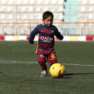  Pequeño afgano recibe playera oficial de Messi, su ídolo