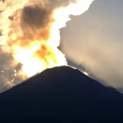  (Video) Captan explosión de Popocatépetl fusionada con el sol