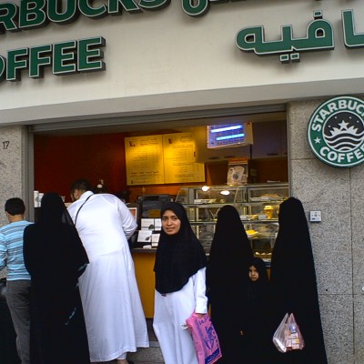  Prohíben la entrada a mujeres en Starbucks de Arabia Saudita