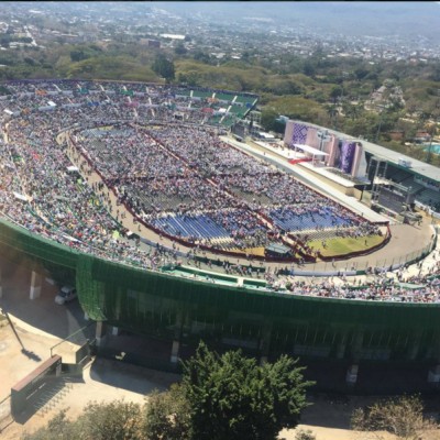  Calor no inhibe a asistentes en estadio previo a encuentro con Papa