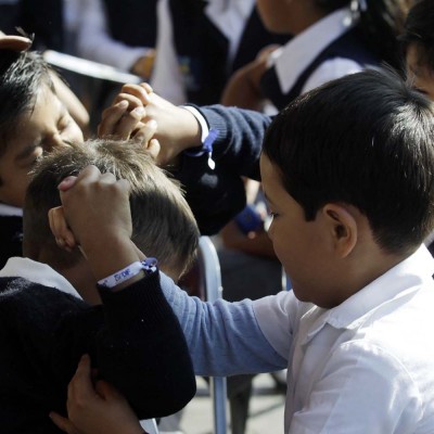  Niño oaxaqueño crea pulsera contra el bullying