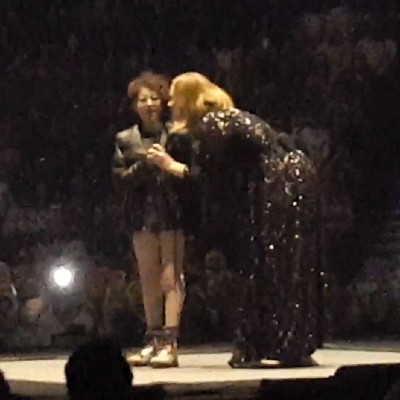  (Video) Adele cumple sueño de niña autista y canta con ella en el escenario
