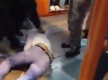  (Video) Usuarios del metro golpean a dos presuntos asaltantes en la estación Ecatepec