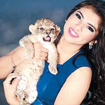  Candidata a reina estudiantil causa polémica por utilizar a cachorro de león en campaña