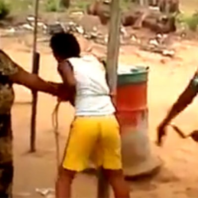  (Video) A cinturonazos, una madre exige a su hijo que deje de fumar