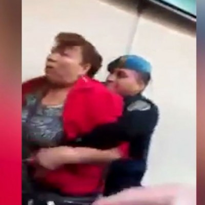  (Video) Policías desarman a mujer que portaba cuchillo en la estación del metro Morelos