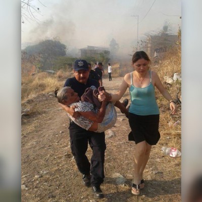  Conmueve acto de policía al salvar a una anciana de incendio en Chiapas