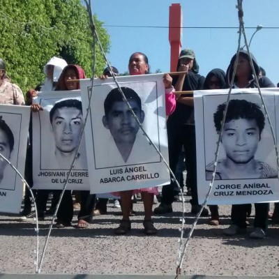  Protestan en Chilpancingo; padres de 43 exigen videos de hechos en Iguala