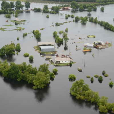 Desalojan a miles de personas por inundaciones en Estados Unidos; 3 muertos